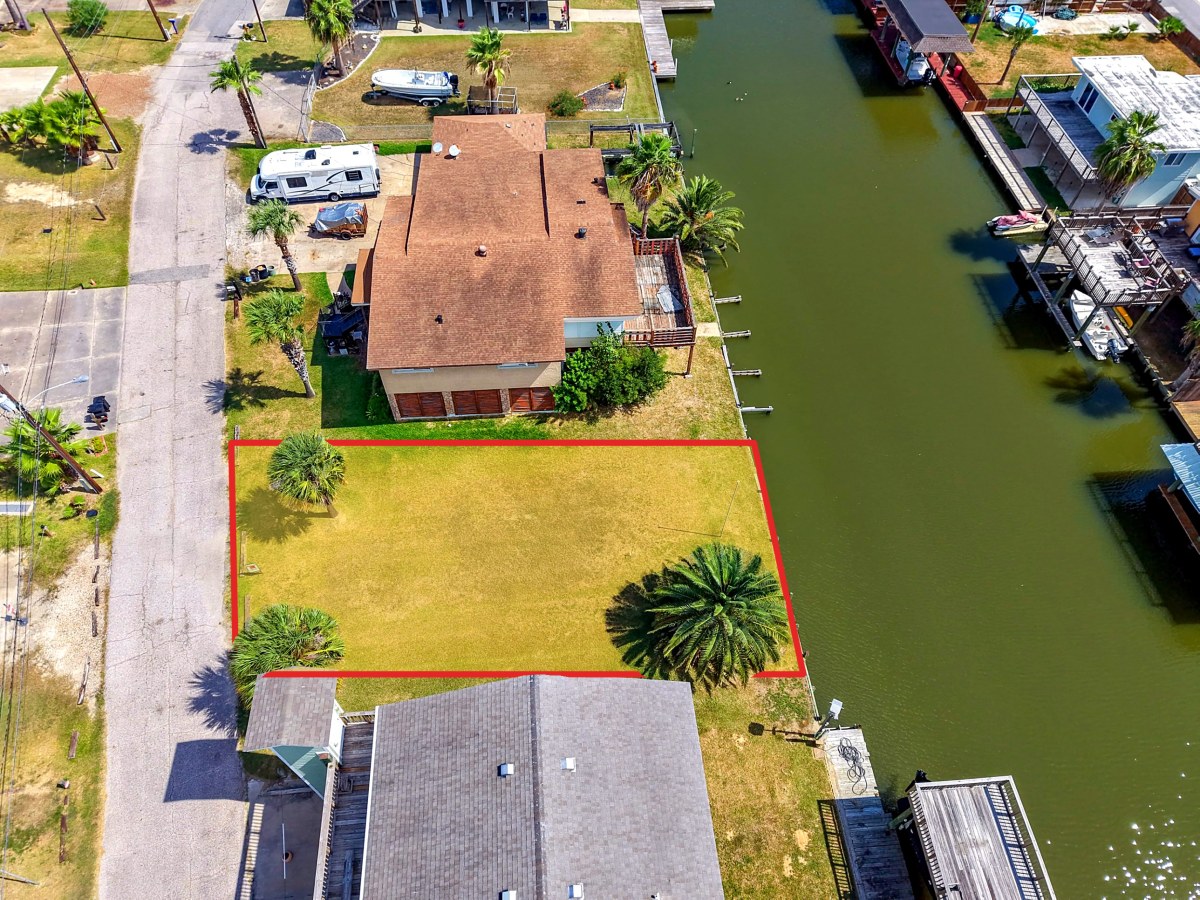 Canal lot, outlined in red and highlighted in yellow, the line to the bulkhead, palms left uncovered