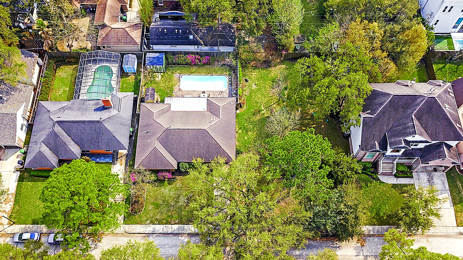 Aerial photo of a Houston house lot with the lot outlined